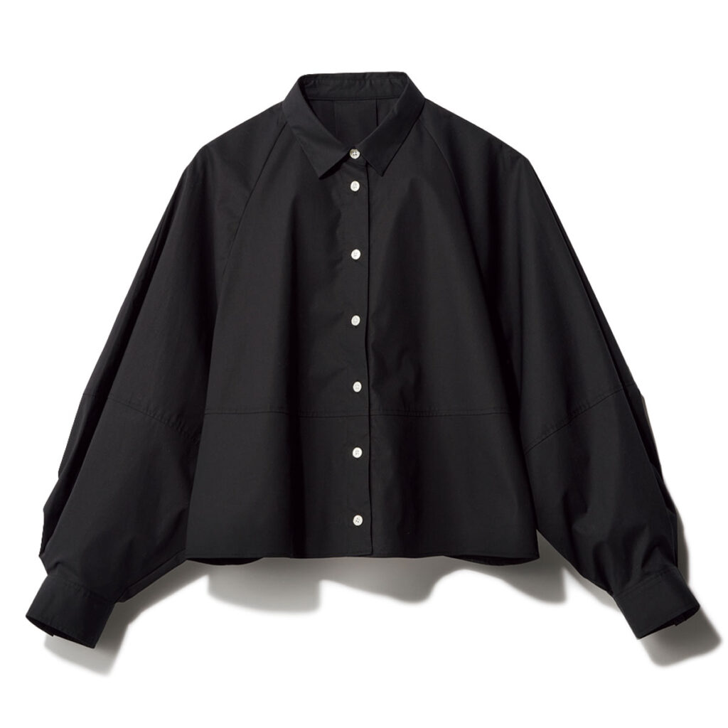 ハリ感素材の黒シャツ