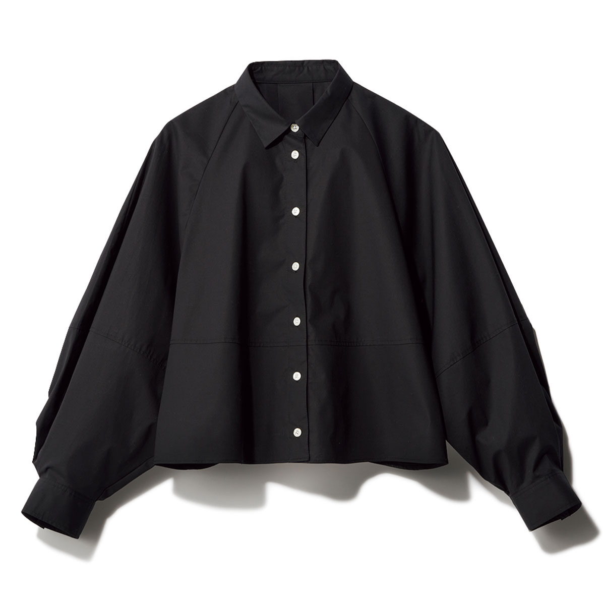 ハリ感素材の黒シャツ