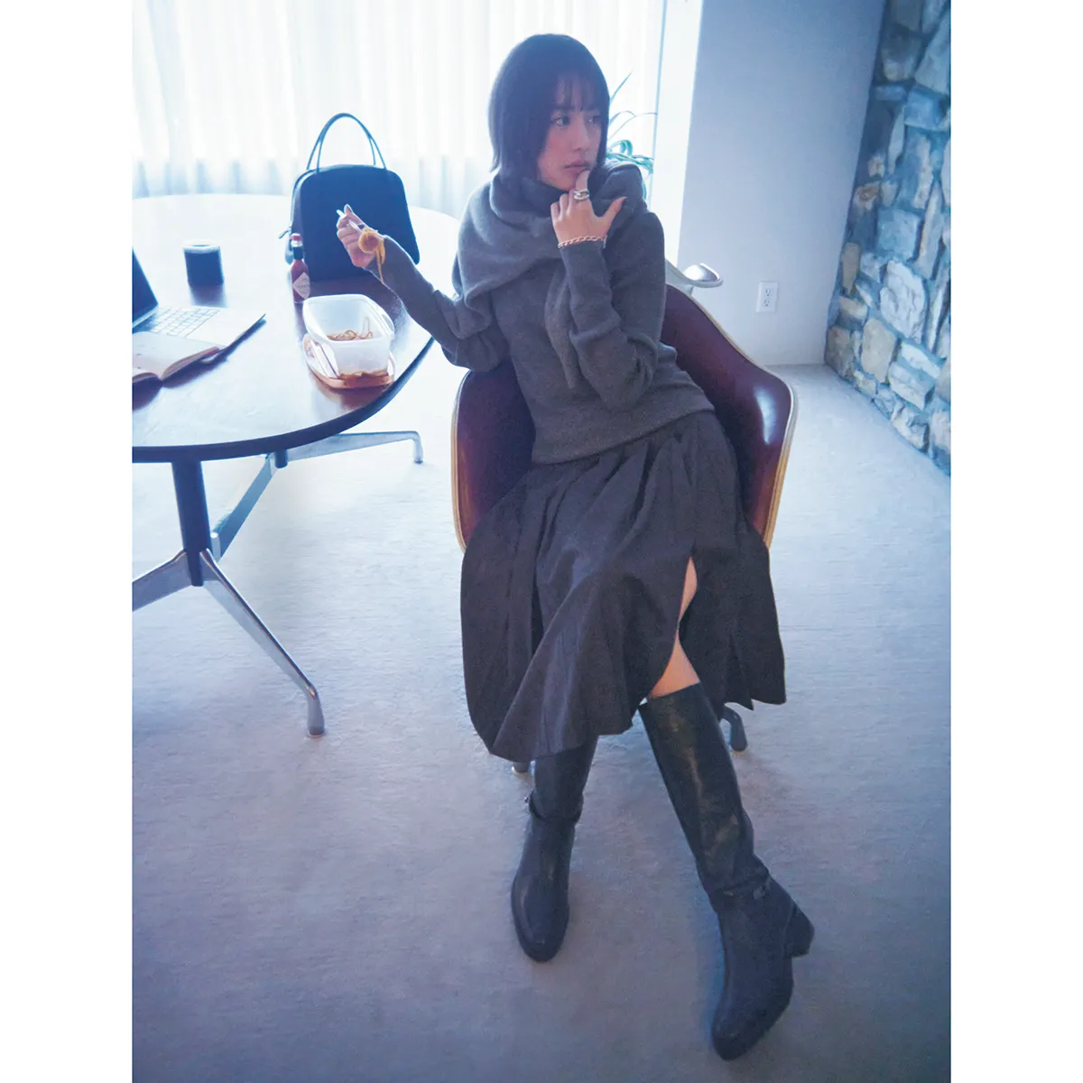 プリーツスカート コーデ・グレープリーツスカート×グレーニット×ロングブーツコーデ