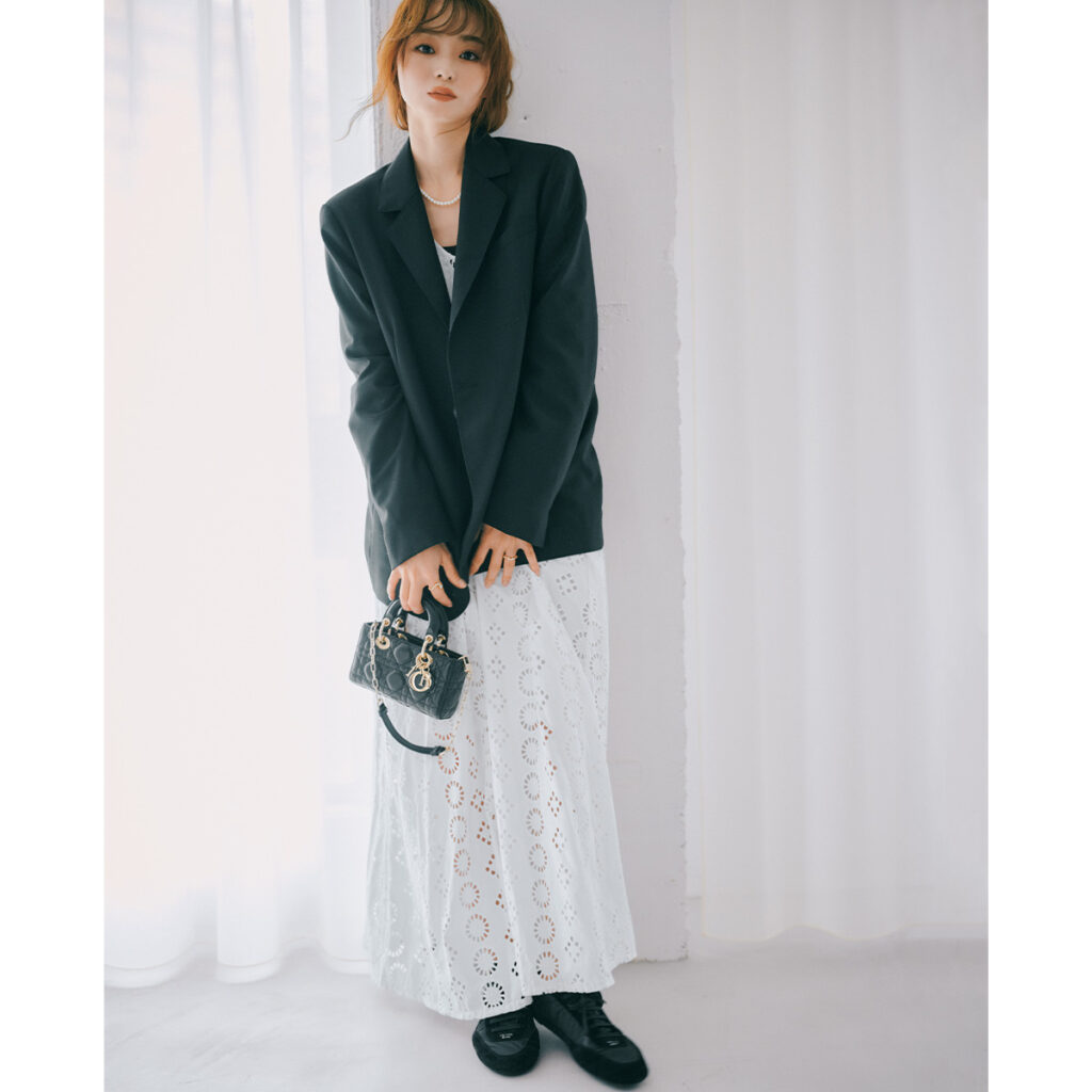 黒ジャケットとスカートに黒スニーカーのコーデ