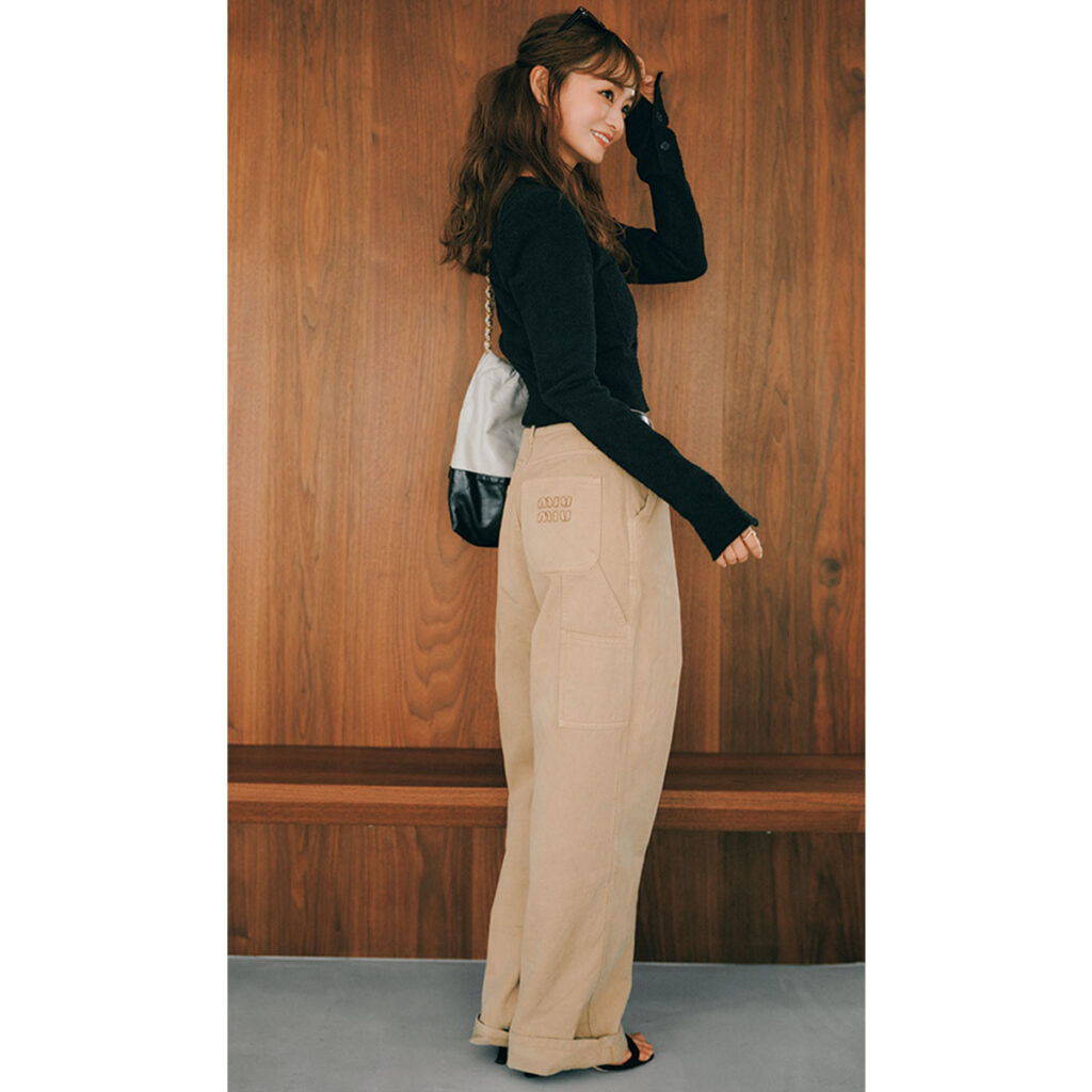 黒トップスとチノパンのきちんとカジュアルコーデ