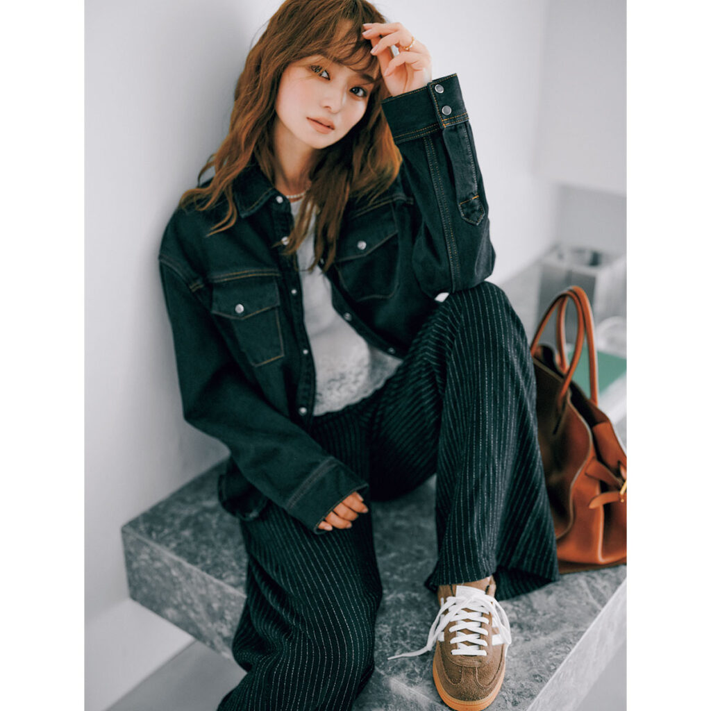 デニムジャケットと黒ボトムスのコーデ