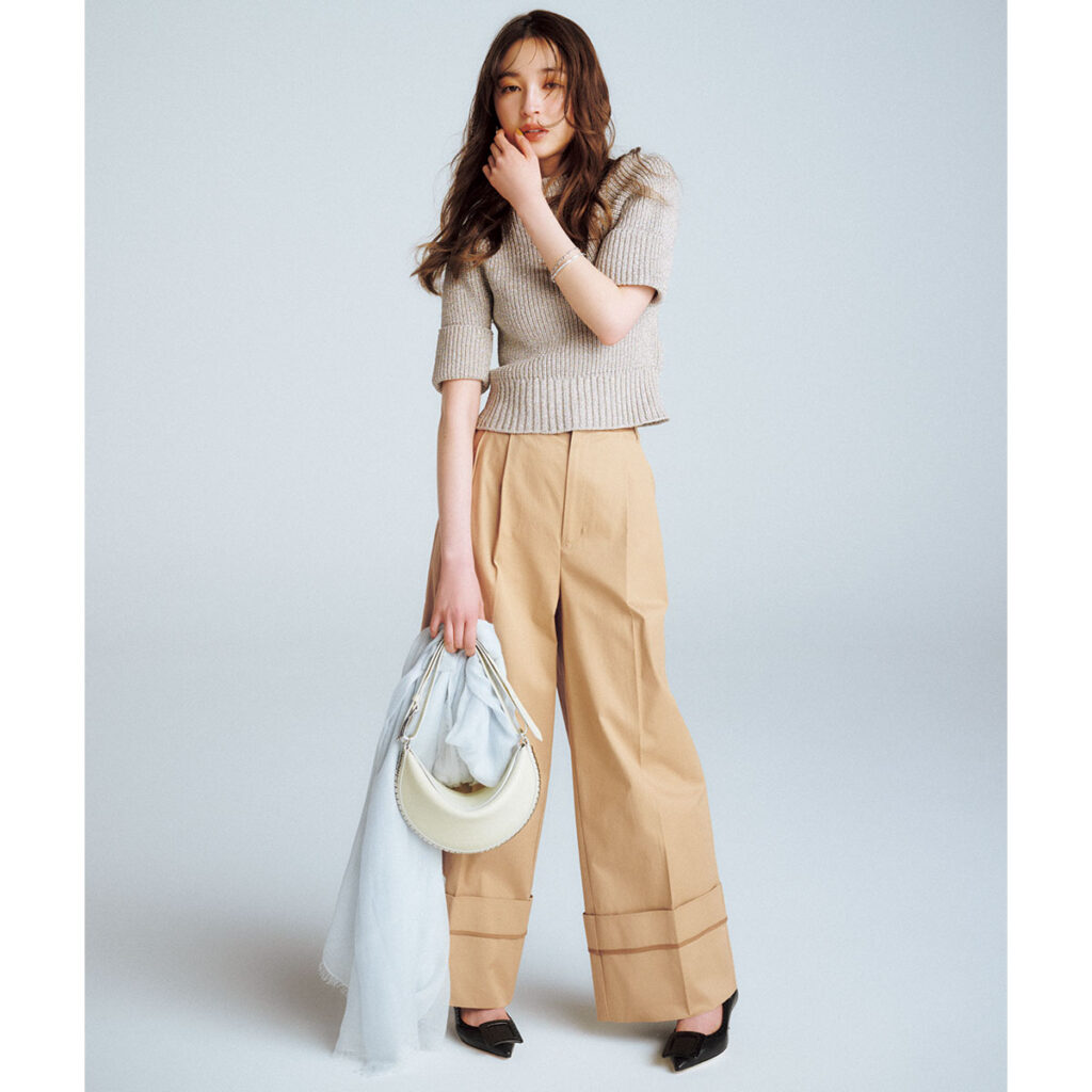 ベージュの半袖ニットにワイドなチノパンツのコーデ
