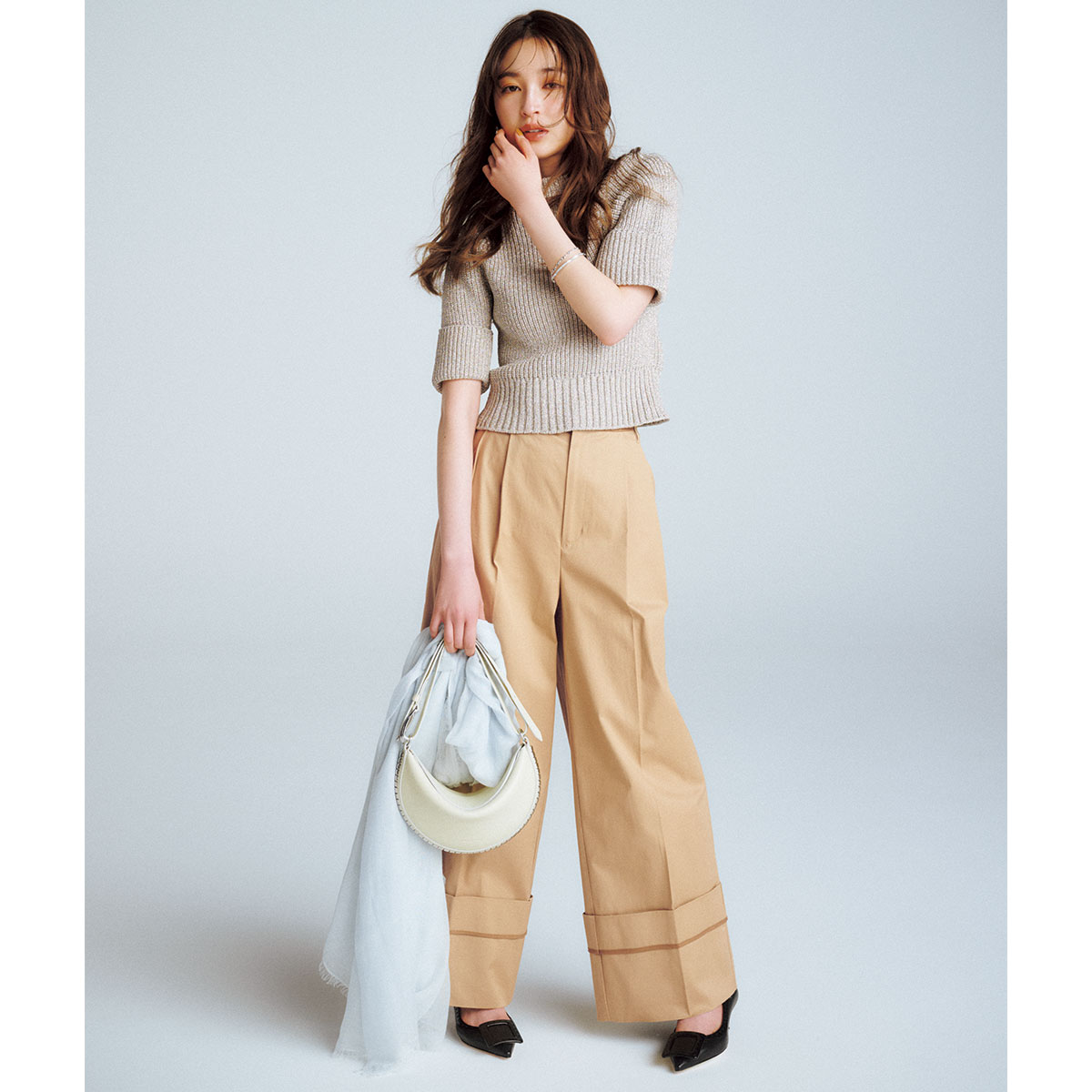 ベージュの半袖ニットにワイドなチノパンツのコーデ