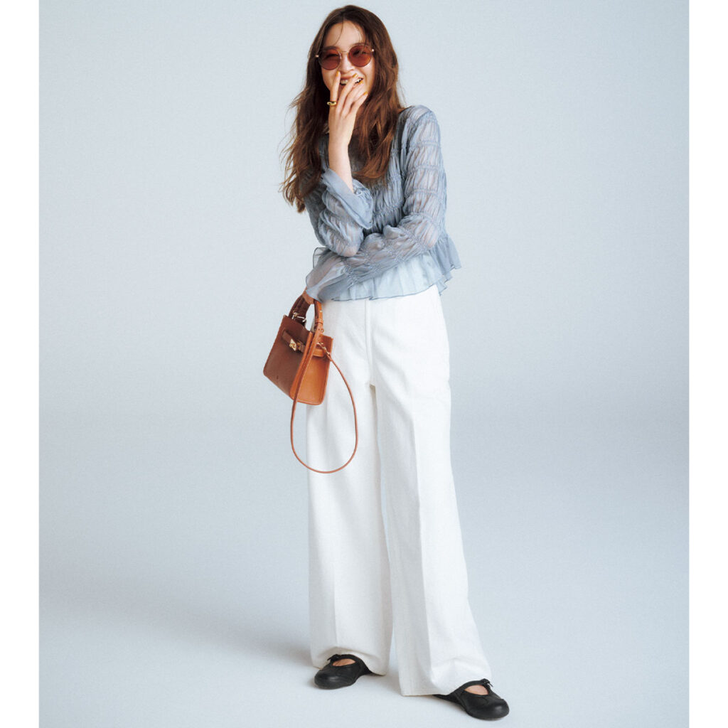 透け感ブラウスと白パンツにラウンドトゥシューズのコーデ