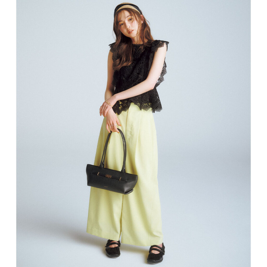 黒ブラウスとカラーパンツにバレエシューズのコーデ