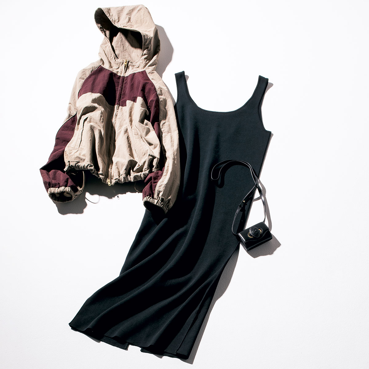 ベージュ×ボルドーのシャカブルゾンとバックスリットワンピース