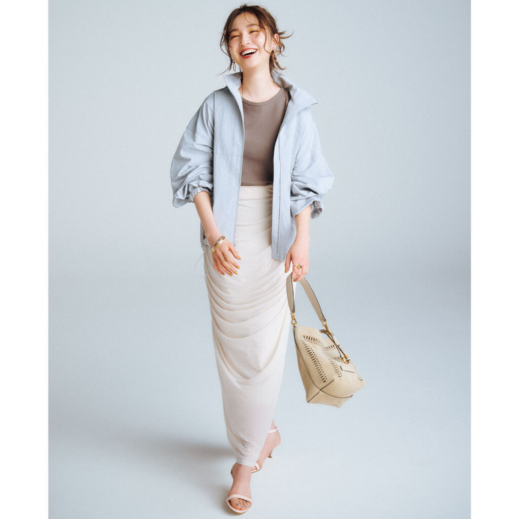 ペールブルーのブルゾンと白スカートのコーデ