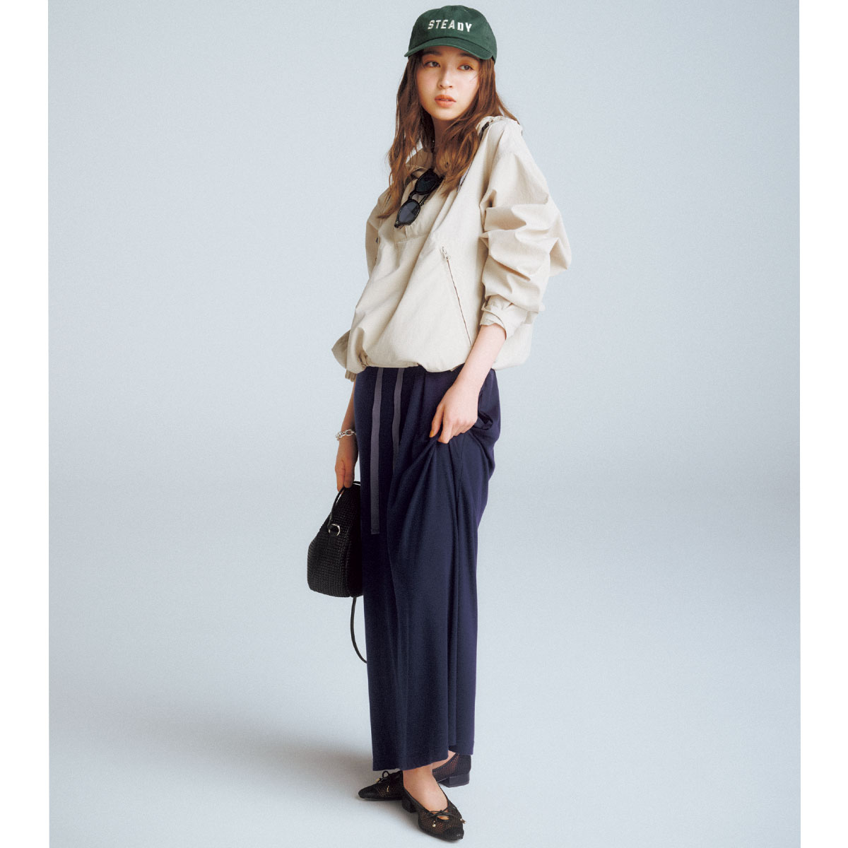 ドレープのネイビーワンピとアノラックパーカのスポーティMIXコーデ