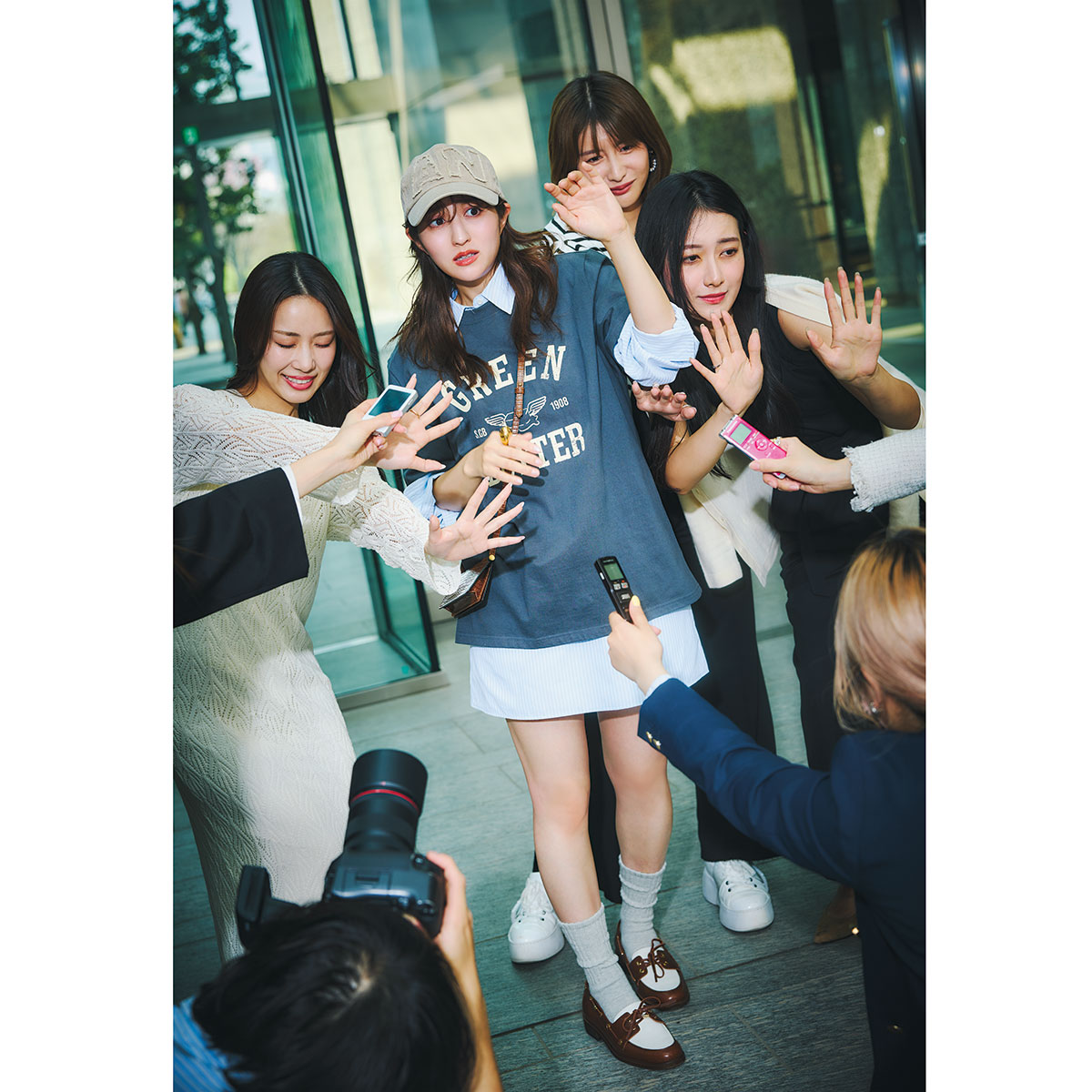 シャツとスカートのセットアップにロゴTのレイヤードコーデ