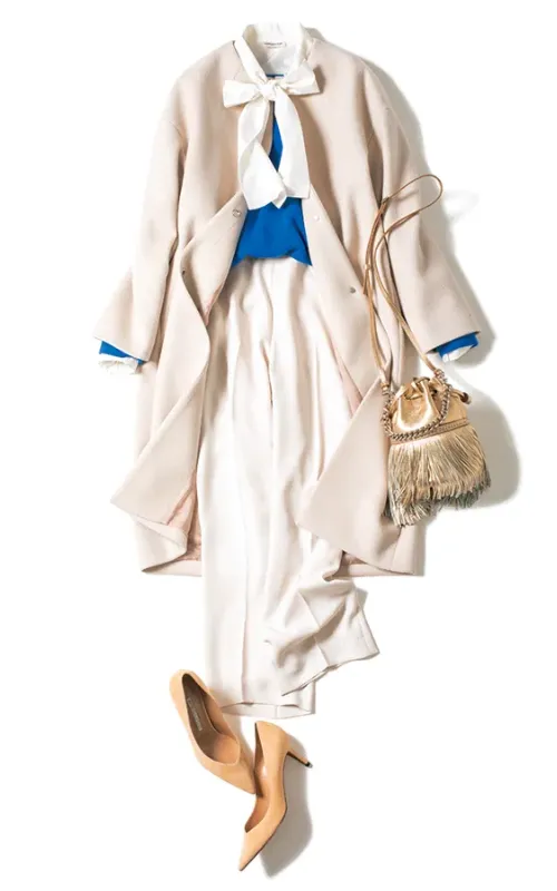 上下白コーデに、ブルーのトップスで差し色を入れたスタイル