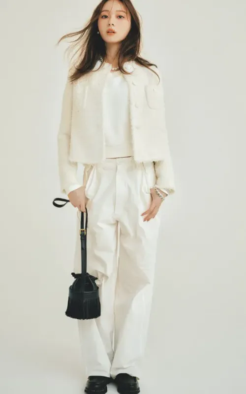 白のチノパン、スウェットトップス、ツイードジャケットに黒のシューズとバッグを合わせたコーデ