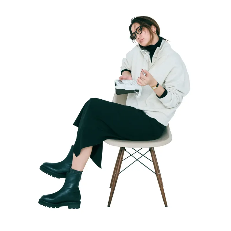 黒タートル×黒タイトスカート×白ハーフジップスウェットスタイルの女性