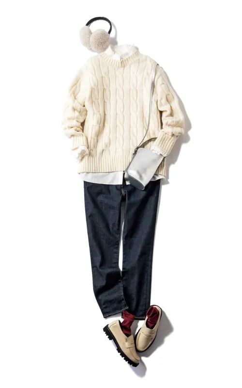 白ニット×ブラウス×デニム×ベージュシューズのコーデ