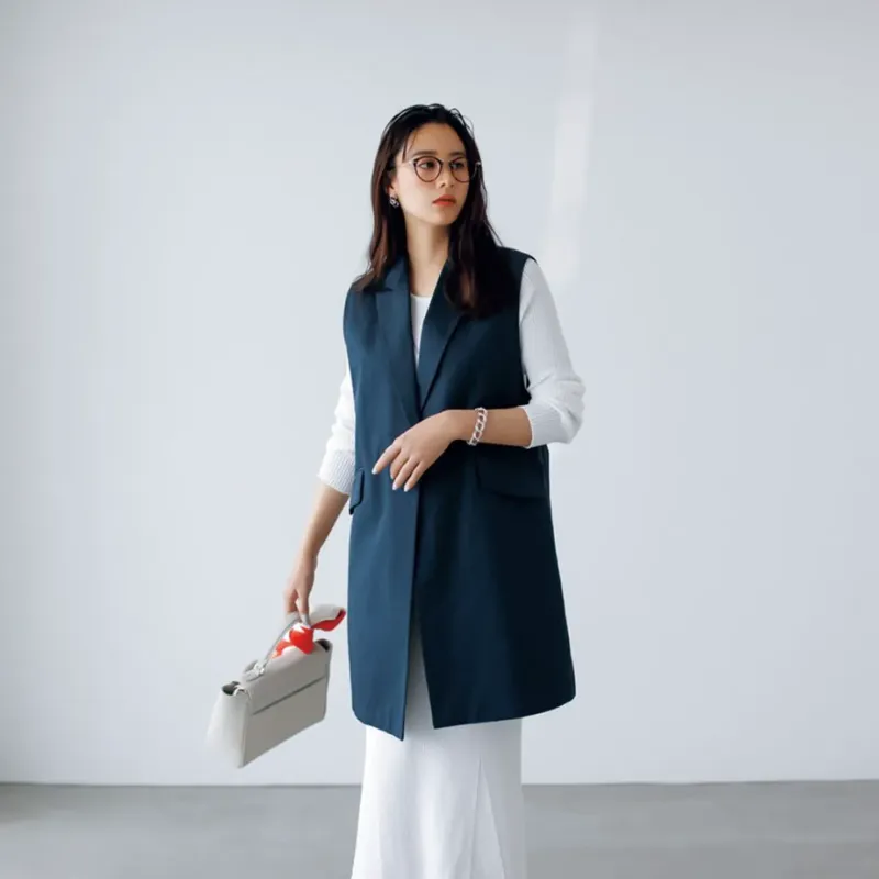 白ワンピ×ネイビージレコーデの女性