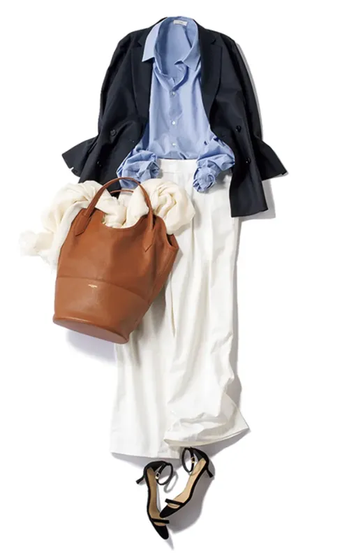 ブルーシャツ、黒ジャケット、白パンツ、黒サンダル、茶色バッグのコーデ