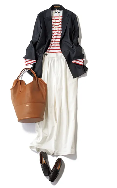 赤白ボーダーカットソーに黒ジャケット、白パンツ、黒シューズ、茶色バッグを合わせたコーデ