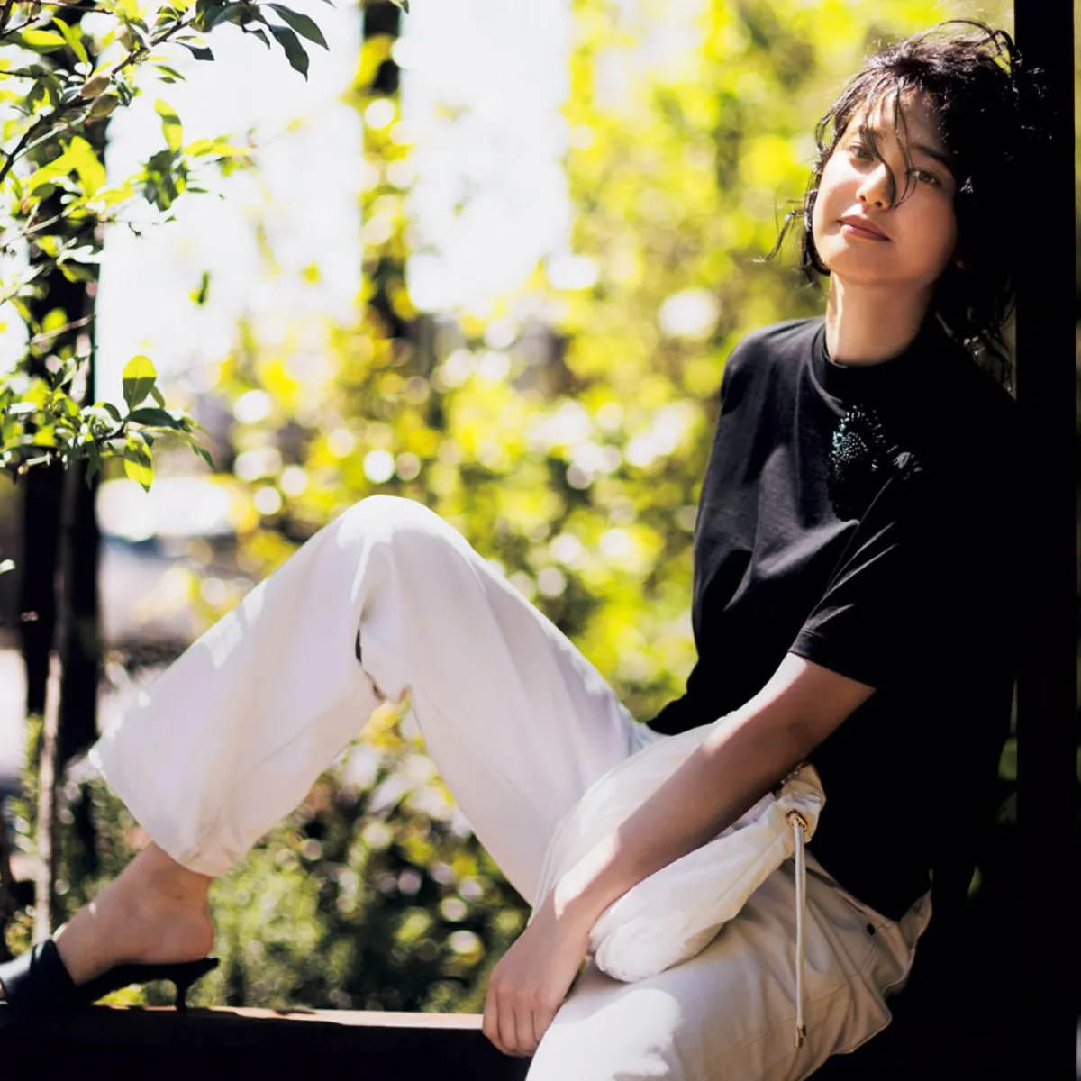 黒Tコーデでおすすめのユニクロの黒T×白パンの山崎紘菜さん