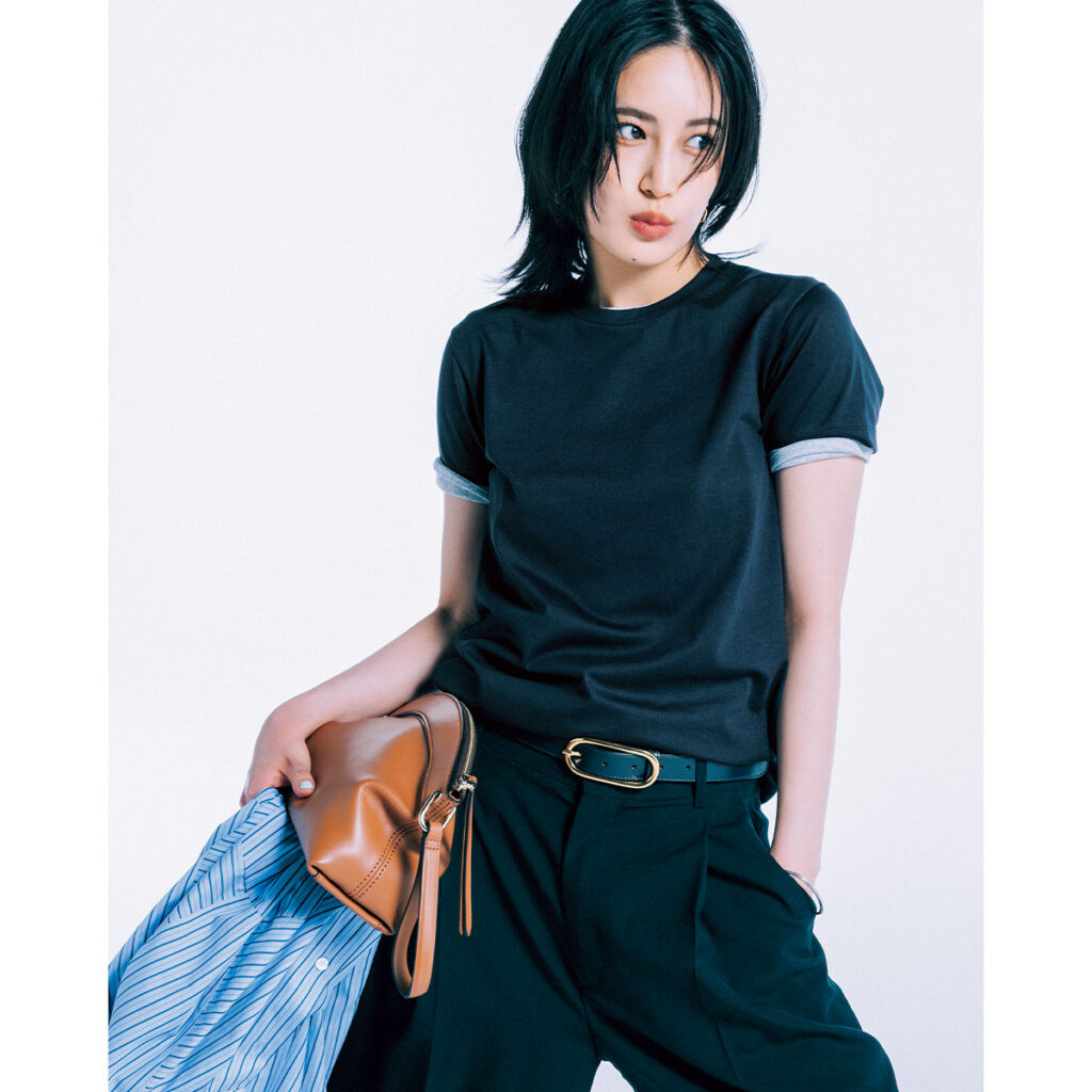 Tシャツ×Tシャツのレイヤードに黒パンツのコーデ