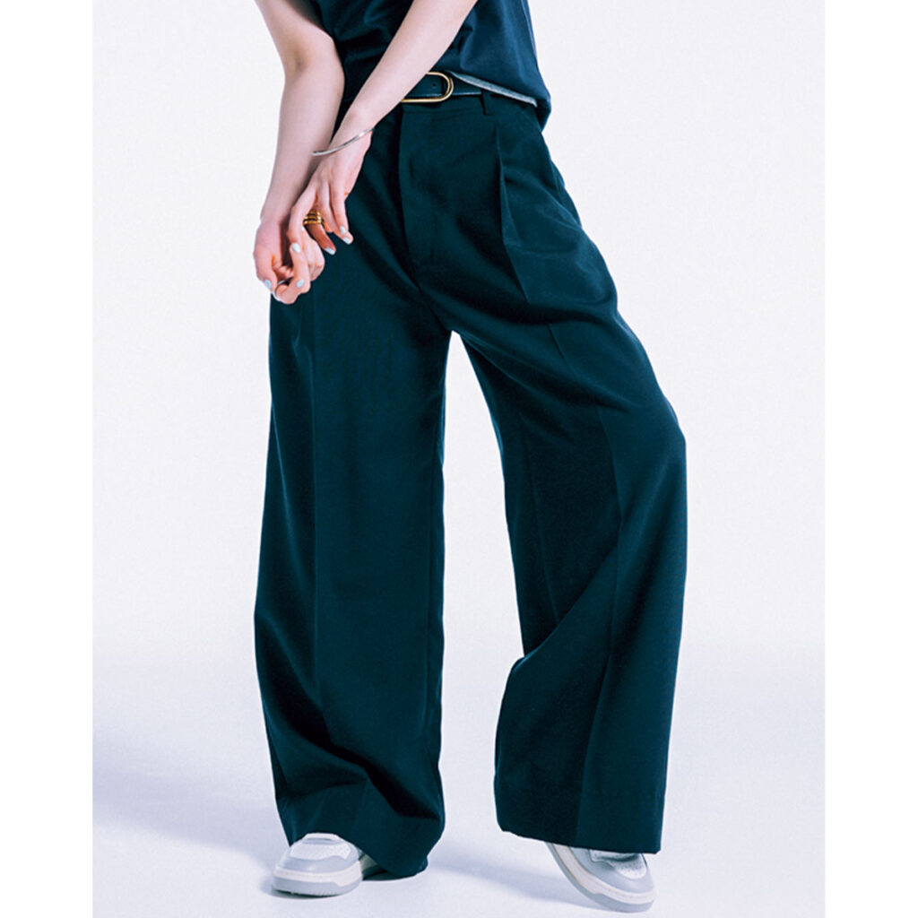 黒の太めパンツ