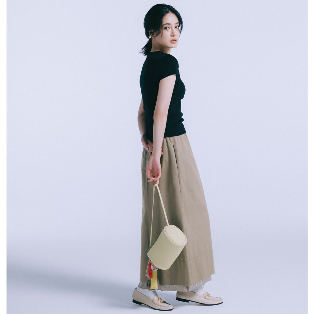 黒Tにチノスカートのコーデ