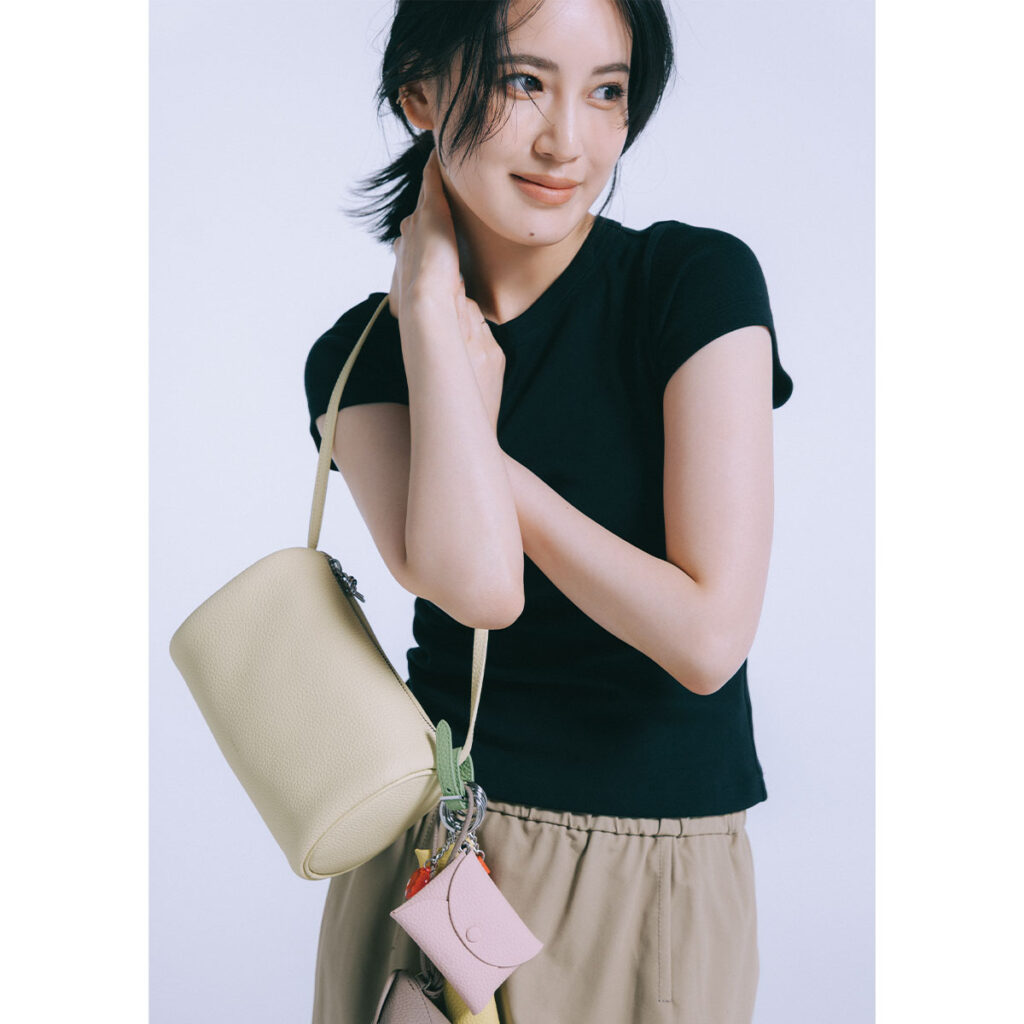 黒Tにチノスカートのコーデ