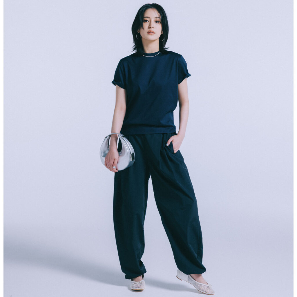 艶感素材のネイビーTシャツとシャカパンのキレイめコーデ