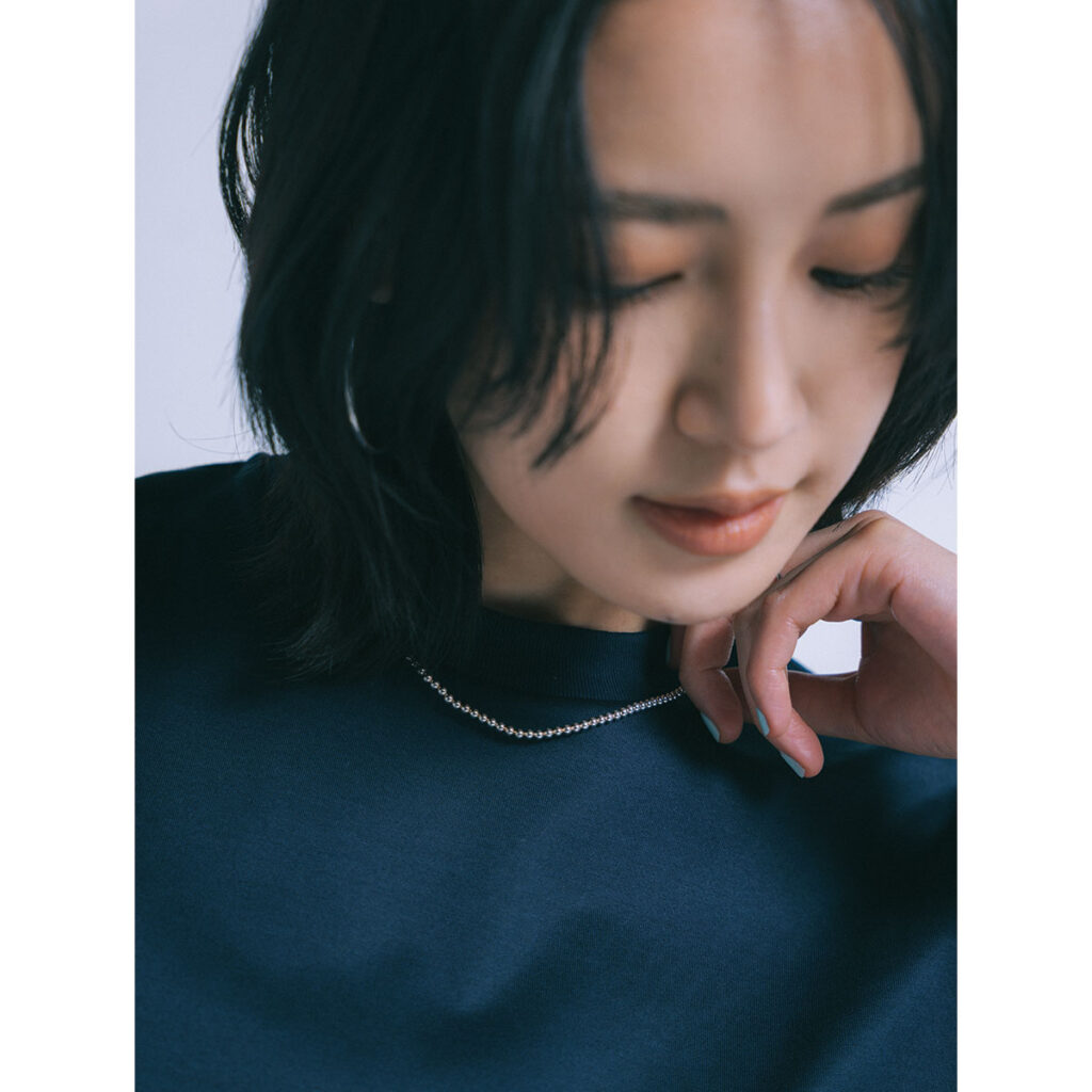 ミニマムTシャツにボールチェーンネックレス