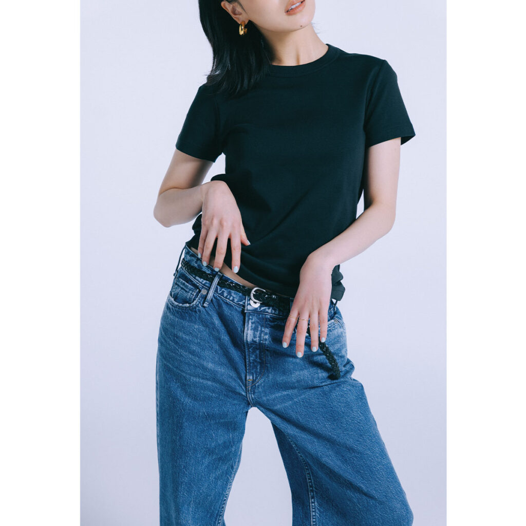 黒Tとデニムのコーデ