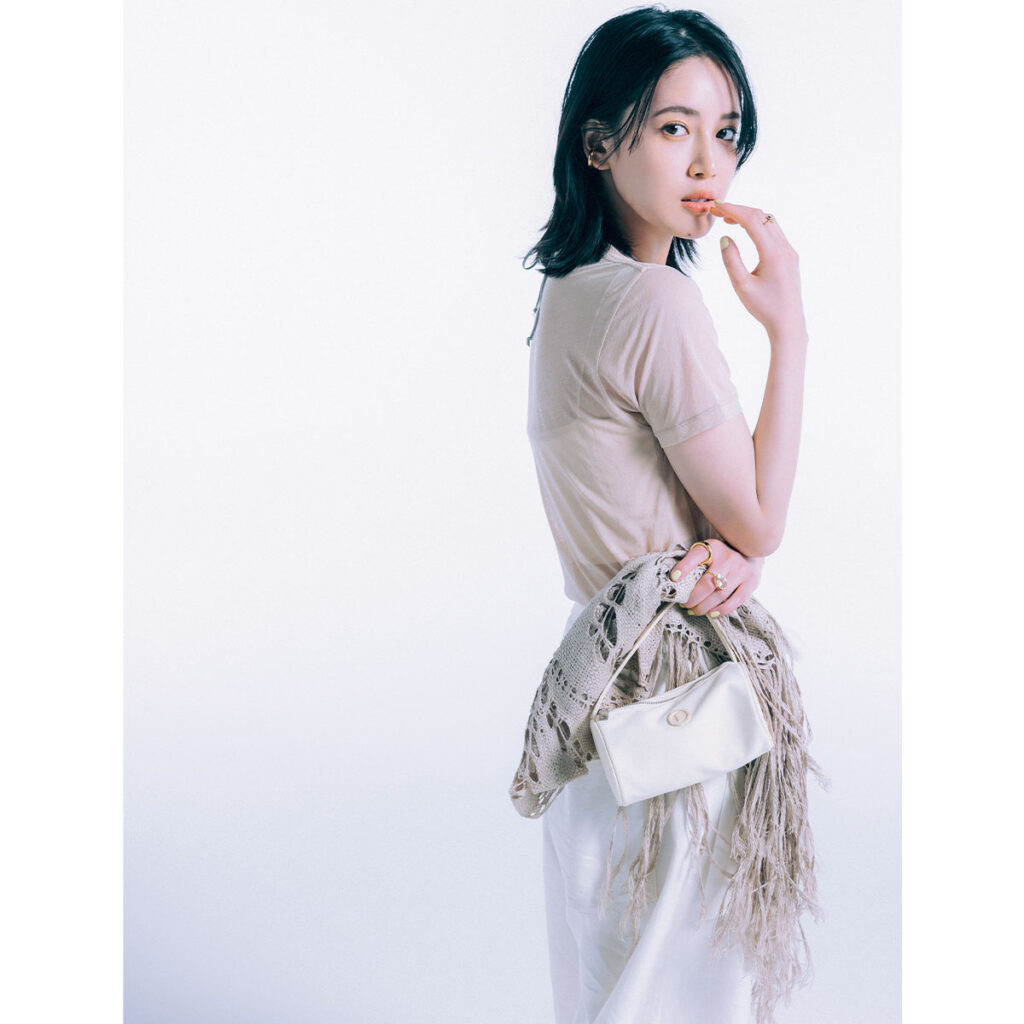 ベージュのシアーTにリネンのワイドパンツのコーデ