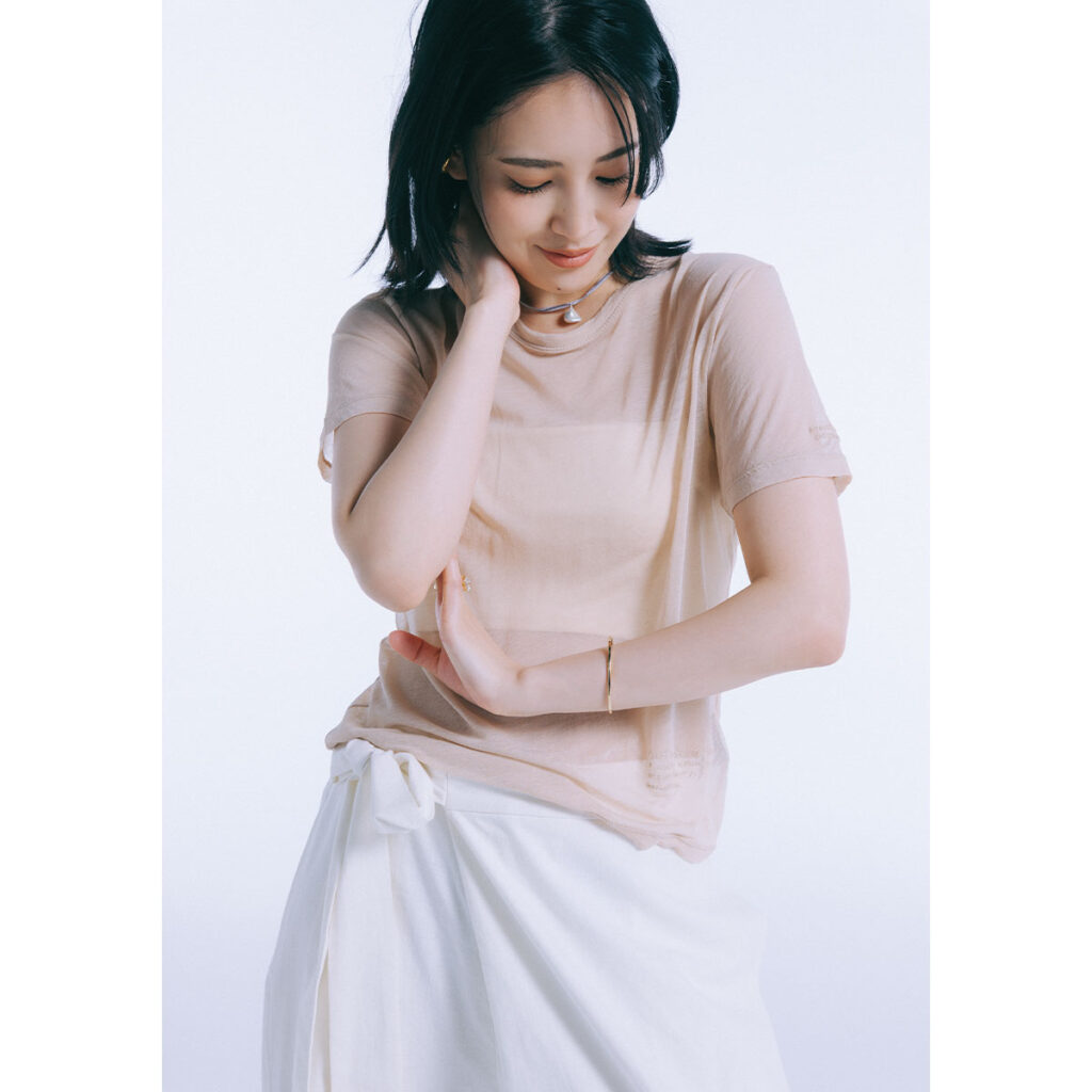 ベージュのシアーTにリネンのワイドパンツのコーデ