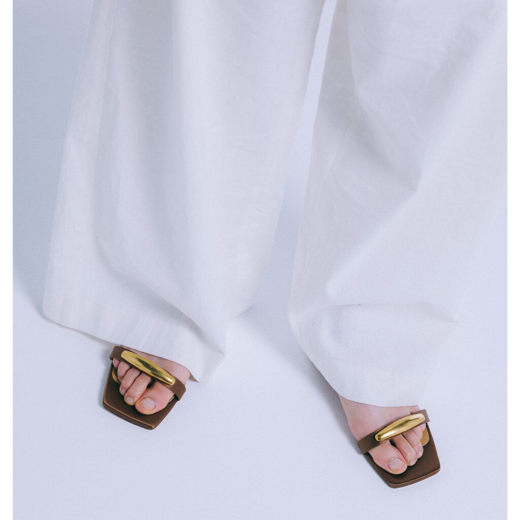 ゴールドアクセントのサンダル