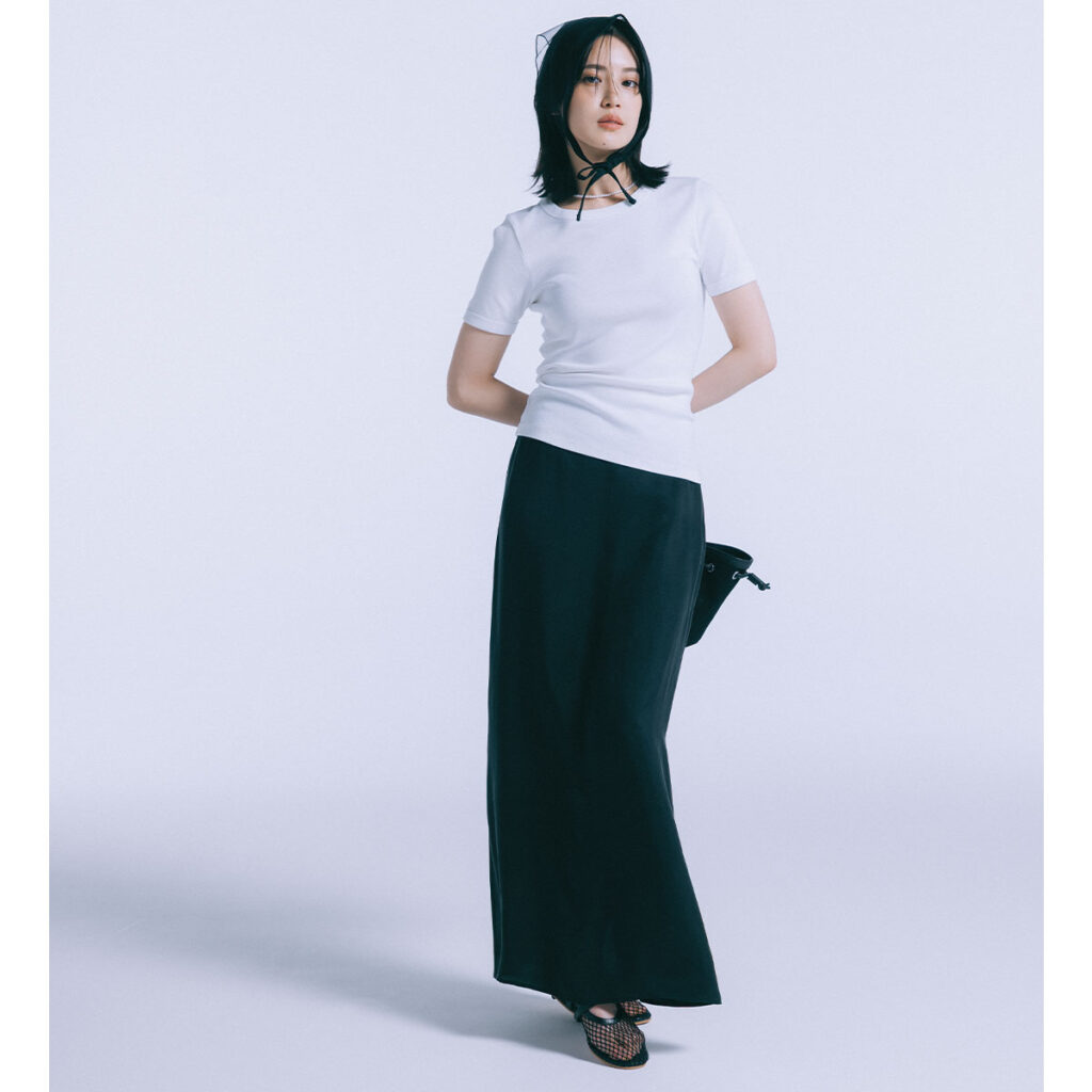 白Tに黒スカートのモノトーンコーデ