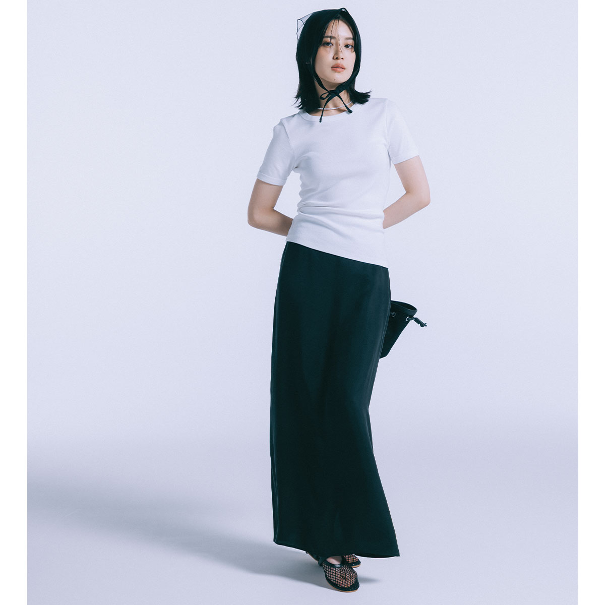 白Tに黒スカートのモノトーンコーデ