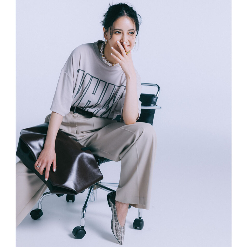 ロゴTとスラックスにレザー小物のコーデ,Tシャツコーデ