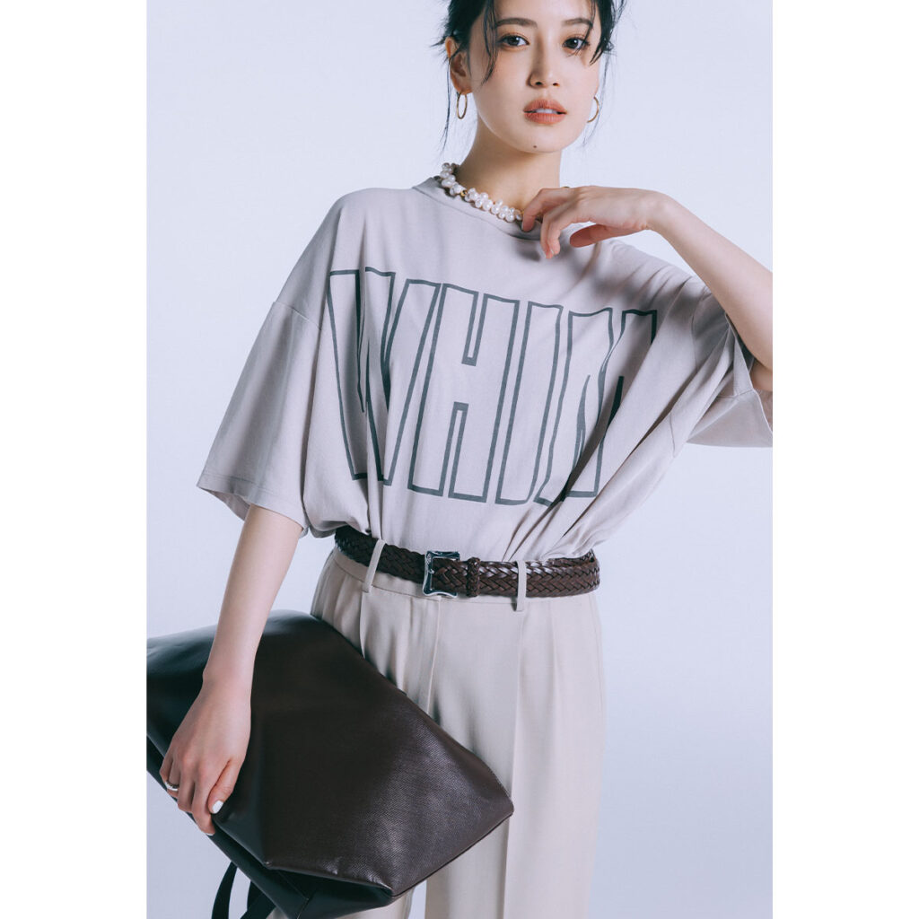 ロゴTとスラックスにレザー小物のコーデ,Tシャツコーデ