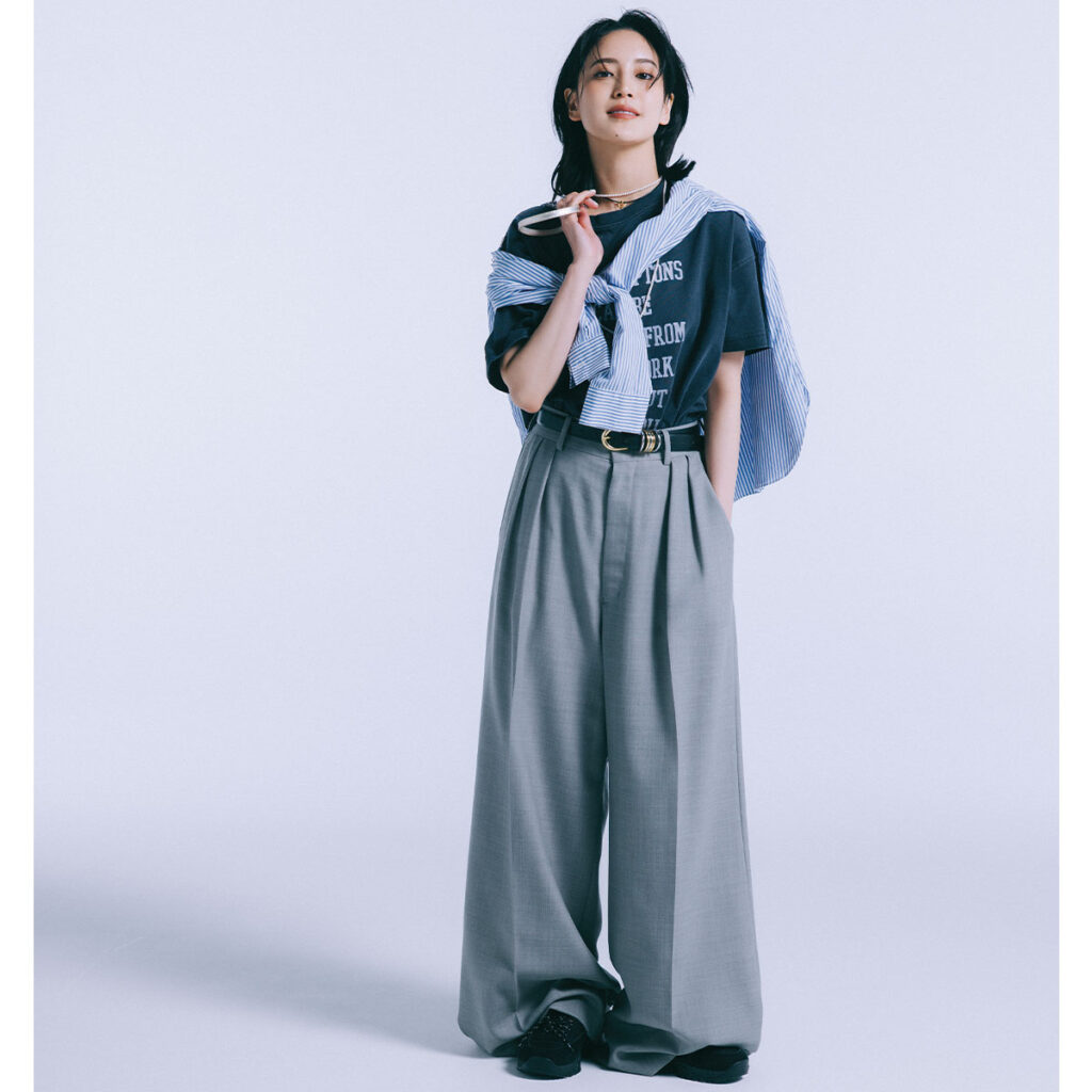 ロゴTとグレーパンツにスニーカーのコーデ,Tシャツコーデ