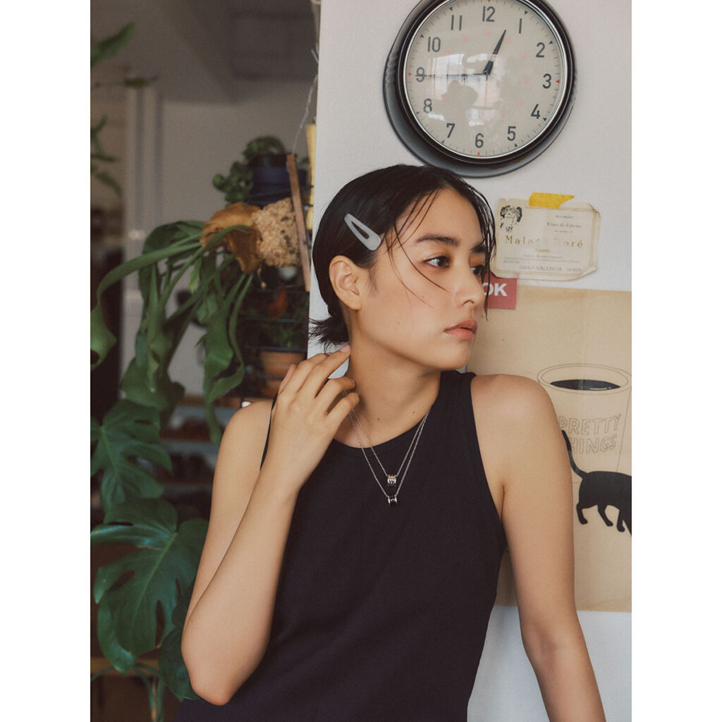 黒タンクトップにジュエリー山本美月