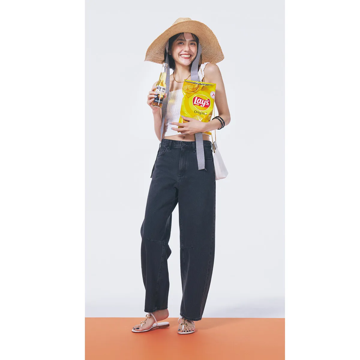 気温30度の日におすすめのストローハット×ノースリーブトップス×デニムパンツの松井愛莉さん