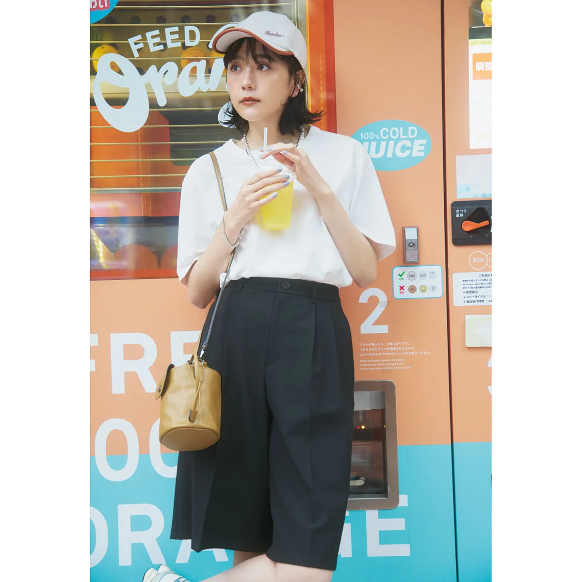 気温30度の日におすすめの白Tシャツ×黒のショートパンツ×キャップの松井愛莉さん