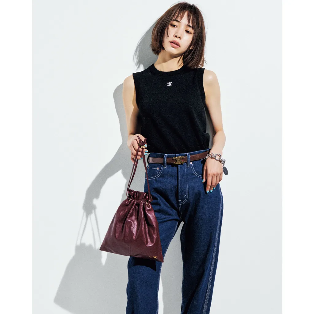 気温30度の日におすすめの黒のノースリーブトップス×デニムパンツの井桁弘恵さん