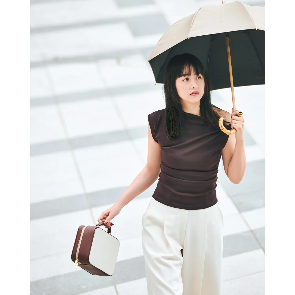 気温30度の日におすすめのワンショルダートップス×白パンツの山本美月さん