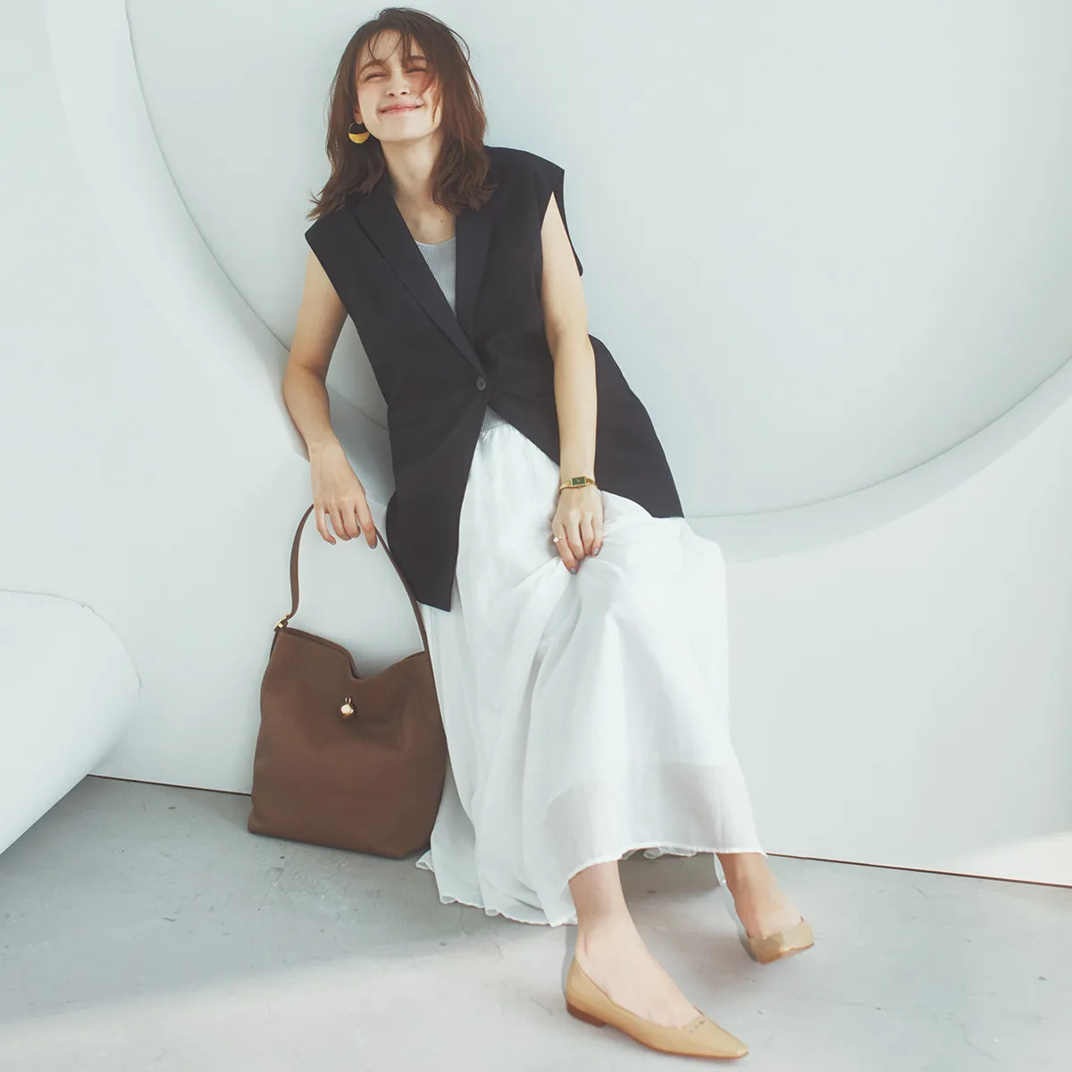 気温30度の日におすすめの黒ジレ×白スカートの藤井サチさん