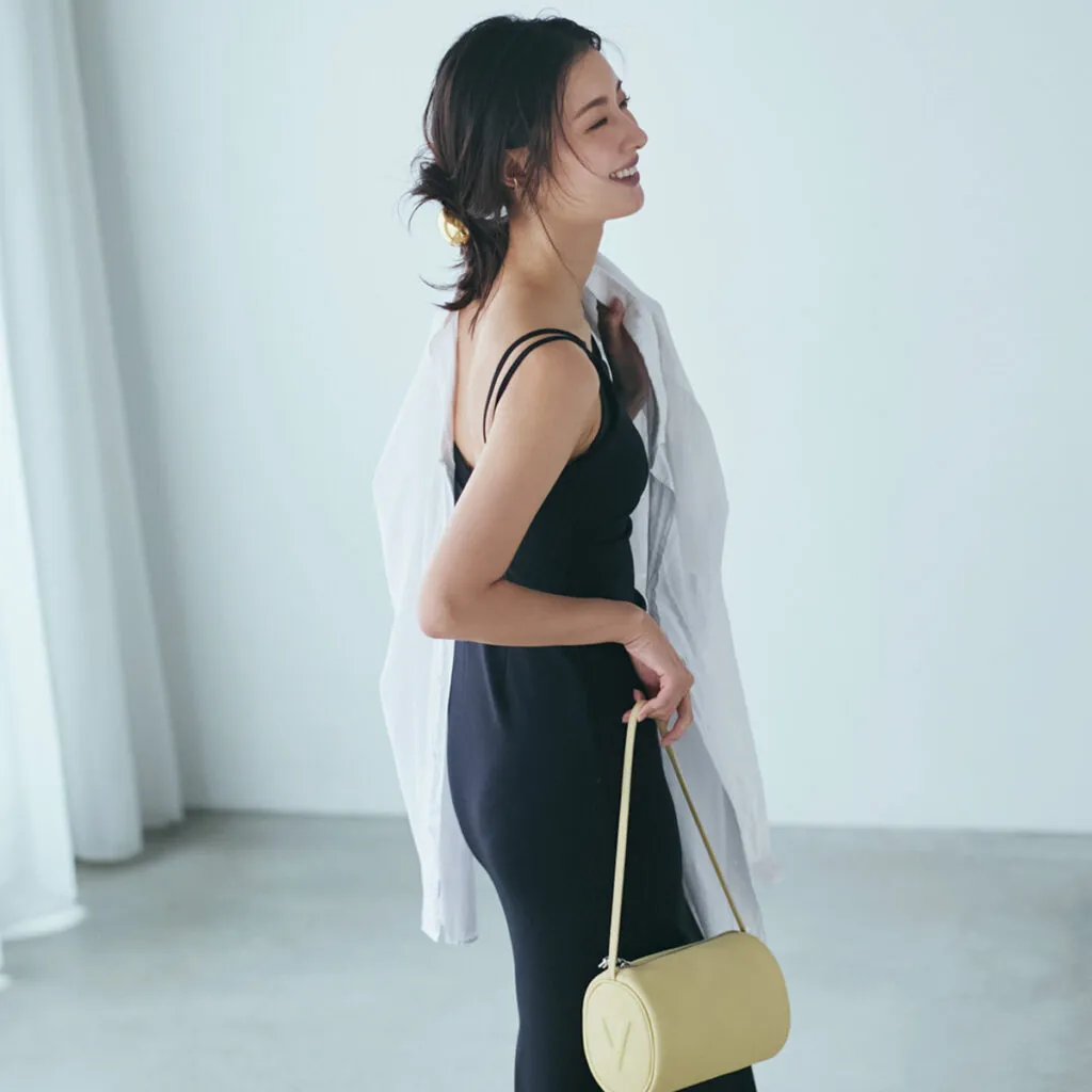 気温30度の日におすすめの黒のキャミソールワンピース×白シャツの宮本茉由さん