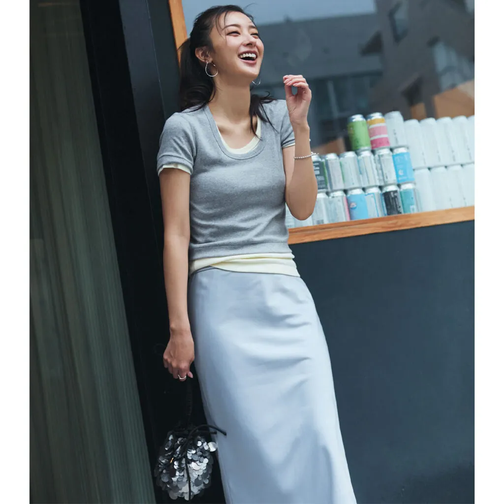 気温30度の日におすすめのグレーTシャツ×淡色スカートの宮本茉由さん