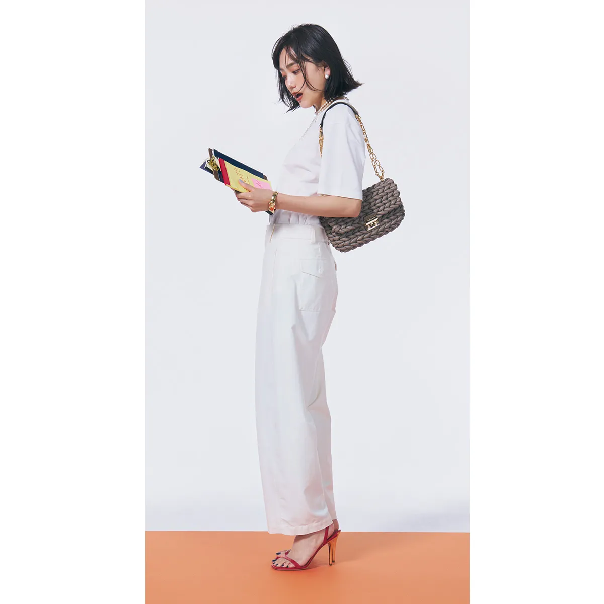 気温30度の日におすすめの白Tシャツ×白のカーゴパンツの松井愛莉さん