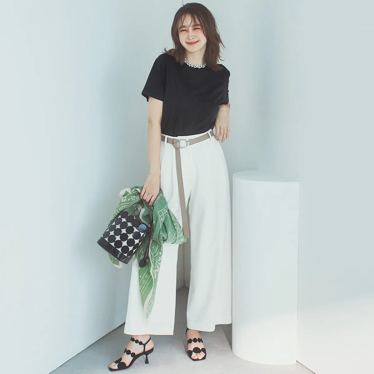 気温30度の日におすすめの黒Tシャツ×白パンツの藤井サチさん