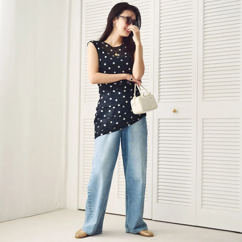 気温30度の日におすすめのドット柄チュニック×デニムパンツの宮本茉由さん