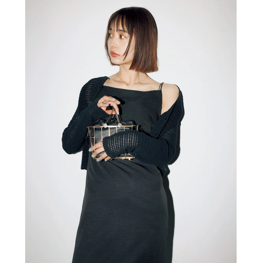 気温30度の日におすすめのキャミソールワンピース×カーディガンの井桁弘恵さん