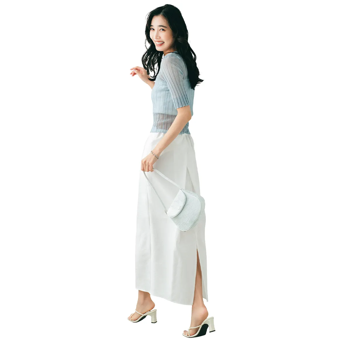 気温30度の日におすすめのシアートップス×白スカートの林田岬優さん